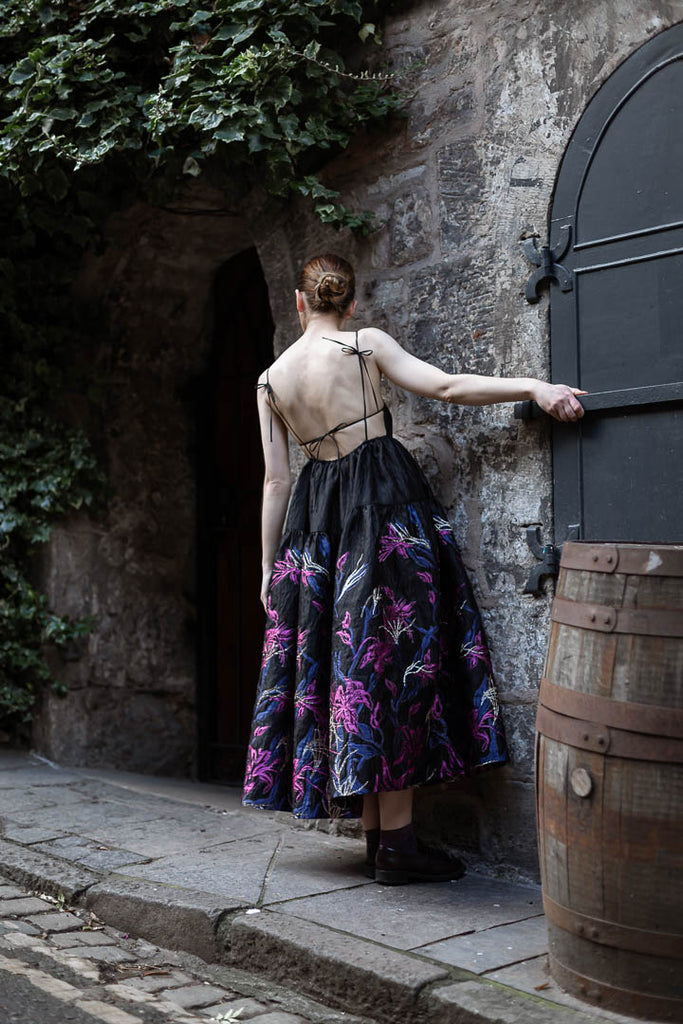 backless black dress